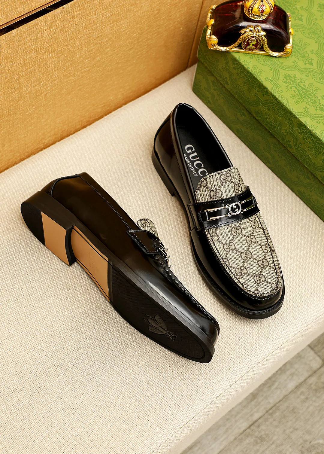 Men's shoes 💰480 💐 Product trademark: GUCCI "Gucci" casual leather shoes Regular size: 38-44 (45.46🉑️customized) Product materials: Selected imported first-layer calfskin embossed upper + luxury hardware buckle, imported water-dyed cowhide leather lining. Strong three-dimensional visual effect, original outsole color: 2 colors available